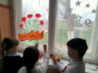 Астраханские школьники украсили окна символами Победы и фотографиями ветеранов 