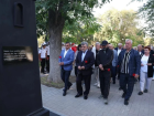 В Астрахани у памятника дагестанскому поэту отметили День языков народов России