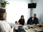 Астраханский губернатор пришел в гости к семье мобилизованного астраханца