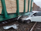 Под Астраханью в ДТП с поездом и легковушкой погибла женщина