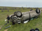 Под Астраханью перевернулась машина с тремя людьми, есть пострадавшие