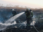 В Астрахани на крупном пожаре спасли четырех человек