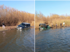 В Астрахани на городском пляже затонули две машины