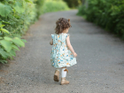 По Астрахани в одиночку гуляла двухлетняя девочка