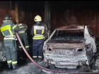 В Астрахани сгорел автосервис с автомобилем
