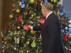  Губернатор Бабушкин снял 4 новогодних шара с астраханской «Елки желаний» 