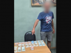 Астраханец лишился зарплаты из-за помощи знакомой парочке