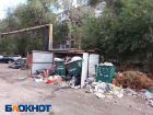 В Астрахани возле больницы, в которой спасали жизни, устроили  огромную свалку