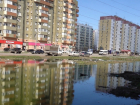 В Астрахани начали устранять две легендарные коммунальные аварии