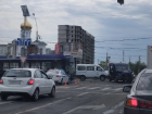 В Астрахани лоб в лоб столкнулись почтовый фургон и новый автобус