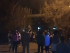 Люди в панике покидают квартиры: в Астрахани в многоэтажке обнаружили трещину