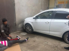 В Астрахани автомобиль прижал женщину к стене сауны