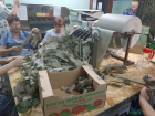 В Астраханской области волонтеры изготовили 130 масксетей на самодельном аппарате