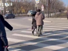 В Астрахани дорога, отремонтированная по нацпроекту, оказалась опасной для слепых людей 