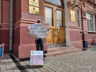 Астраханец устроил пикет у резиденции губернатора, чтобы собрать деньги на водопровод в Сабанс-Яре 