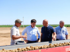 Картошка, чипсы и коронавирус: как прошла встреча Рината Аюпова с главой Енотаевского района