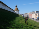 Зелень Астраханского кремля обретает форму и красоту