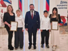 Родителей детей-героев из Астраханской области наградил сенатор РФ Андрей Деркач