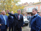 Замгенпрокурора с чиновниками вновь прогулялся по астраханским развалинам