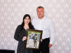 Игорь Бабушкин сфотографировался с мобилизованным и вручил снимок его жене 