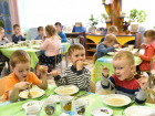 В Астрахани воспитанников детского сада кормили просрочкой