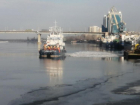 В Астрахани из реки Волги достали 650 килограммов нефтепродуктов