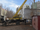 Астраханцы блокируют незаконными гаражами теплосети и трубу водоканала 