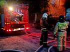 В Астрахани пожар перекинулся с машины на жилой дом