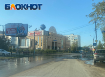 Вход в парк Знаний в Астрахани затопило фекалиями