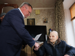 Игорь Мартынов поздравил ветерана Великой Отечественной войны Александра Калмыкова со 100-летием