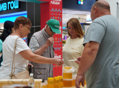 «В России — вкуснее!»: Новые люди провели федеральную акцию в поддержку астраханских предпринимателей