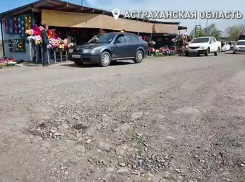 Под Астраханью водители большегрузов разрушают отремонтированную дорогу