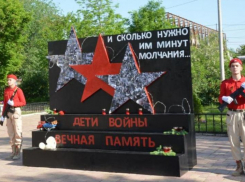 В астраханской школе № 32 открыли обелиск «Дети войны»