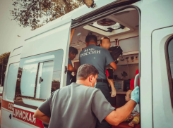 В Астрахани из горящего дома на улице Савушкина вызволяли детей и младенца