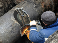 Из-за аварии водонапорного коллектора жители астраханского села Тумак остались без воды