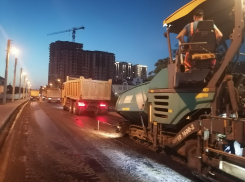 На улице Волжской в Астрахани меняют асфальт