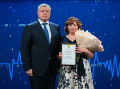Астраханский губернатор вручил медработникам федеральные и региональные награды