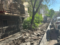 В Астрахани в рамках нацпроекта ремонтируют дороги, ведущие к центральной набережной