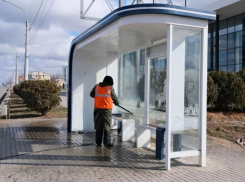 В Астрахани коммунальщики начали вычищать дорожную инфраструктуру