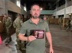 Астраханскому депутату вручили «Георгиевский крест ДНР» IV степени