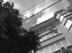 В Астрахани молодой парень упал с большой высоты жилого дома