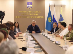 Игорь Бабушкин наградил астраханских волонтеров за поднятие боевого духа солдат