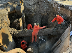 В Астрахани продолжают починку водопровода без отключения воды