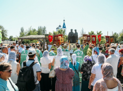 Игорь Седов поздравил астраханцев с Днём семьи, любви и верности 