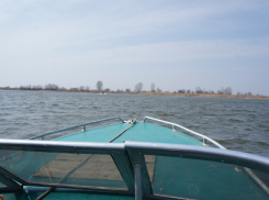 Астраханцев с ребёнком снесло течением на резиновой лодке 