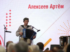 Астраханцу, победившему на конкурсе «Гармоньфест!», вручили тульскую гармонь