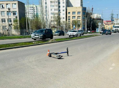 В Астрахани на Куликова сбили детей на самокате