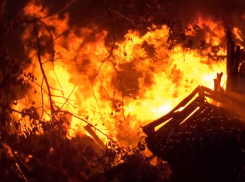 В Ленинском районе Астрахани тушили пожар в 400 «квадратов»