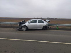 В Калмыкии машина с четырьмя астраханцами врезалась в ограждение, погибла пенсионерка