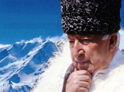 В Астрахани на городской аллее установят бюст поэта Расула Гамзатова